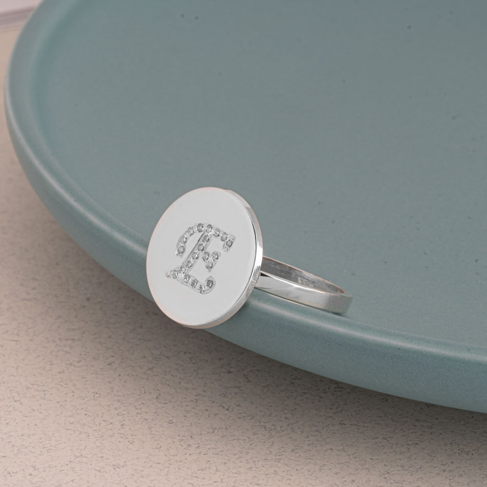 Anillo Circular con Inicial Grabada y Zirconias