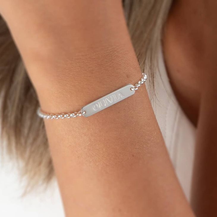 Pulsera de Barra con Nombre Clásico model