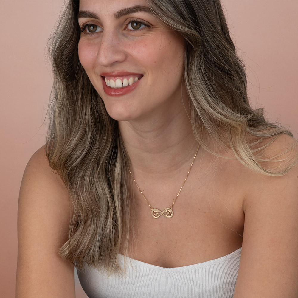 Collar Infinito con Dos Letras on a model