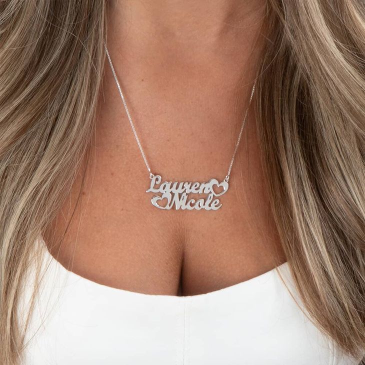 Collar con Dos Nombres y Corazones model