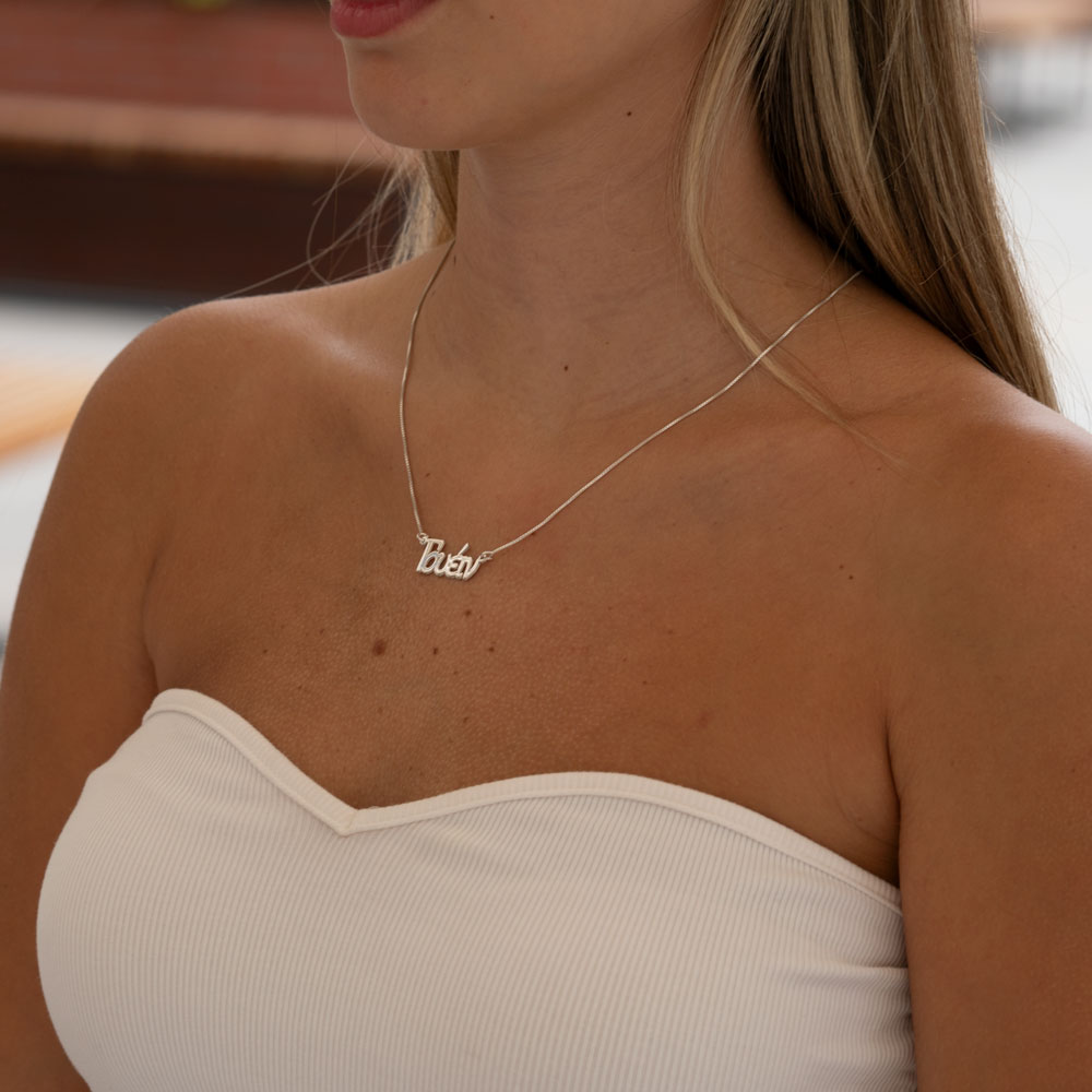 Collar con Nombre Griego on a model - 2