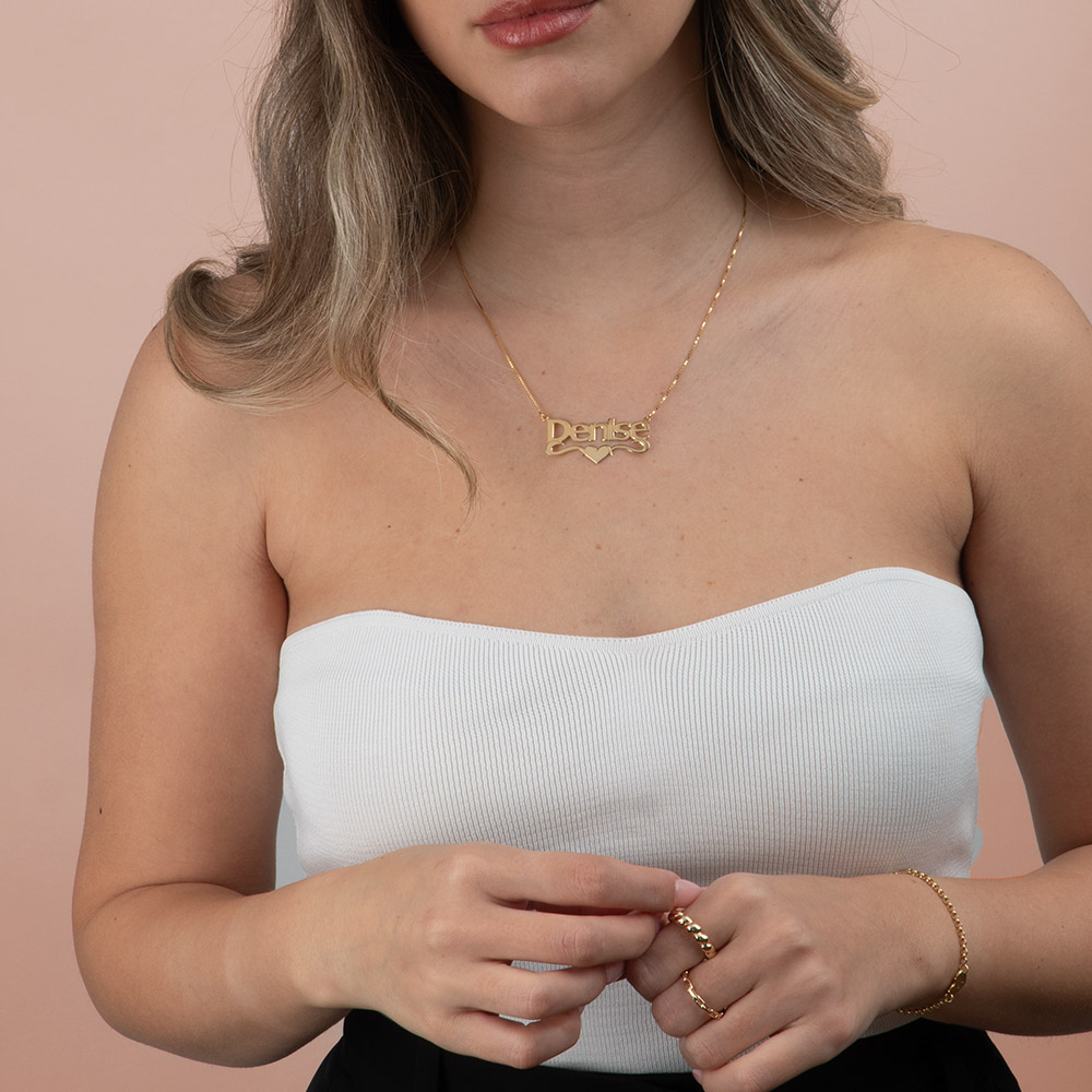 Collar con Nombre en Negritas y Corazón