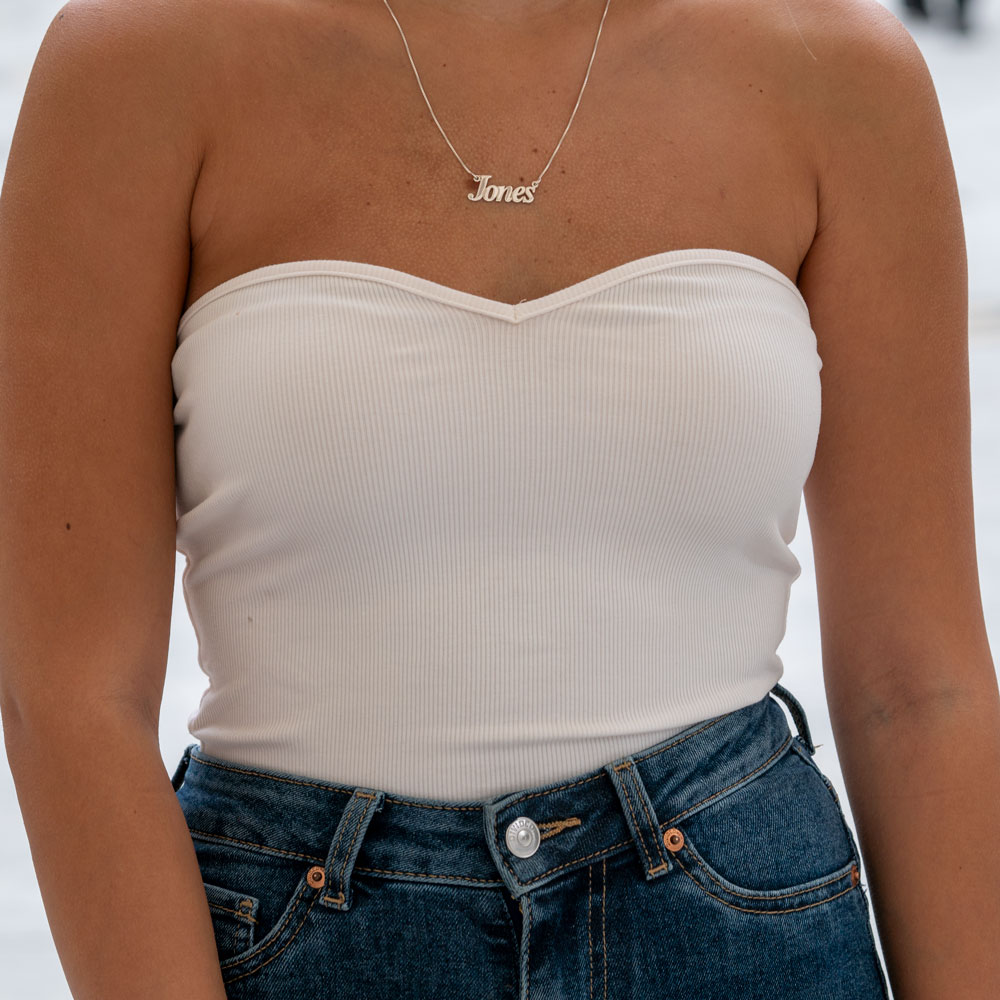 Collar con Nombre Estilizado on a model - 2