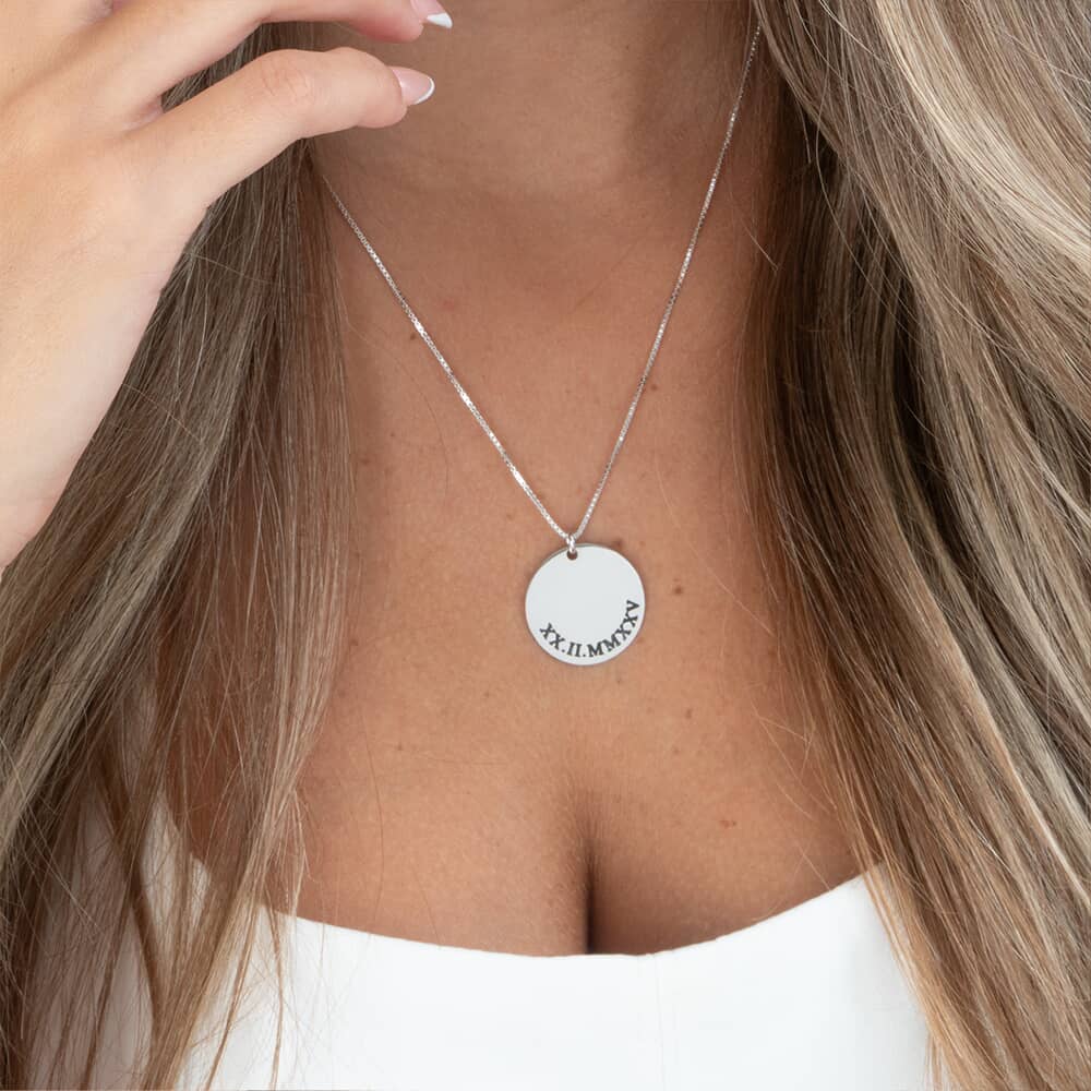 Collar de Disco con Números Romanos