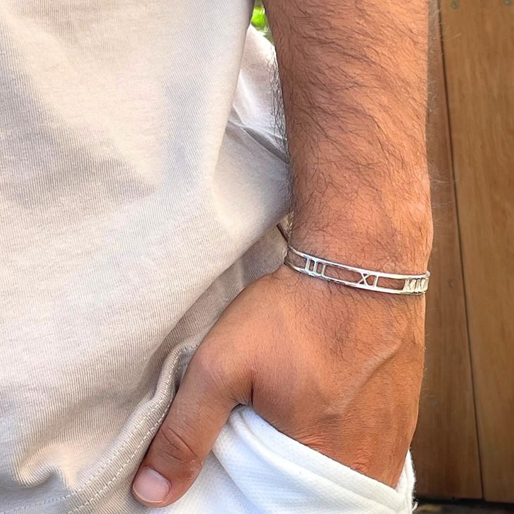 Pulsera Rígida Recortada de Números Romanos - Picture 2