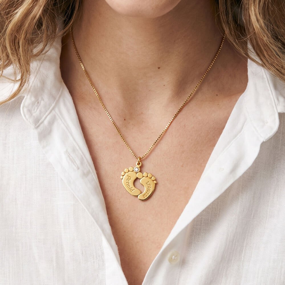 Collar de Pies de Bebé Grabados con Piedra de Nacimiento