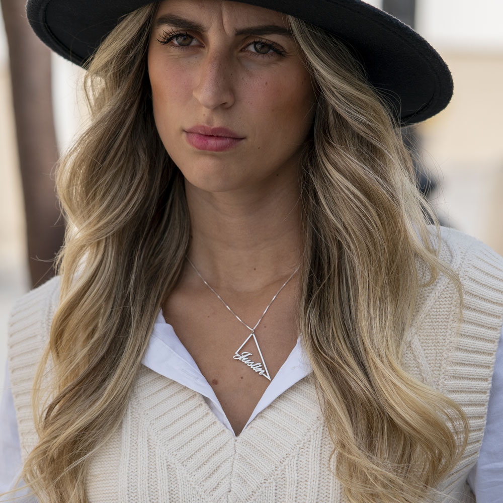 Collar de Triángulo con Nombre on a model