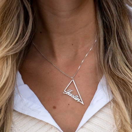 Collar de Triángulo con Nombre