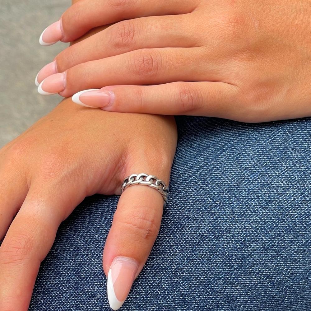 Anillo de Cadena on a model - 2