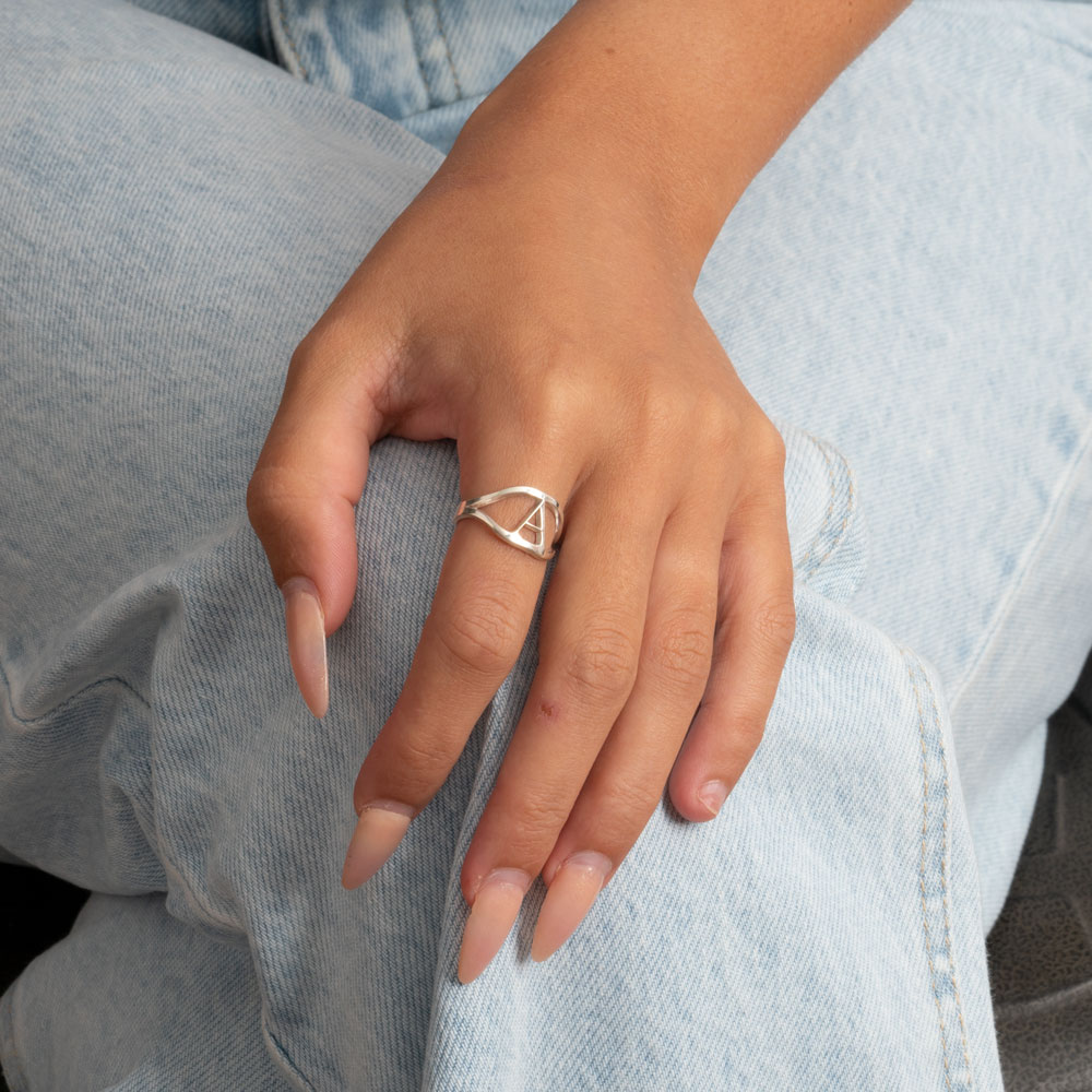 Anillo Con Iniciales Curvo on a model