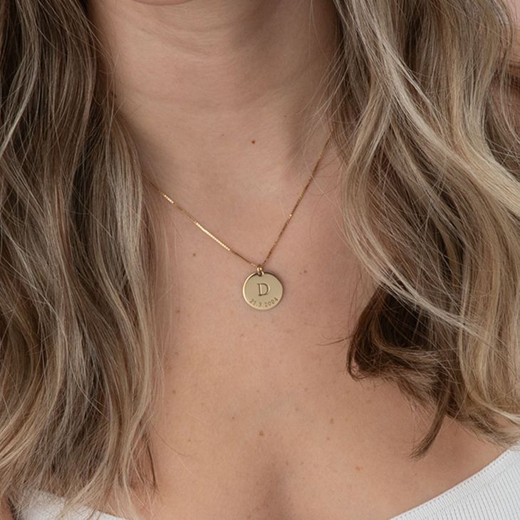 Collar Doble Disco con Iniciales model