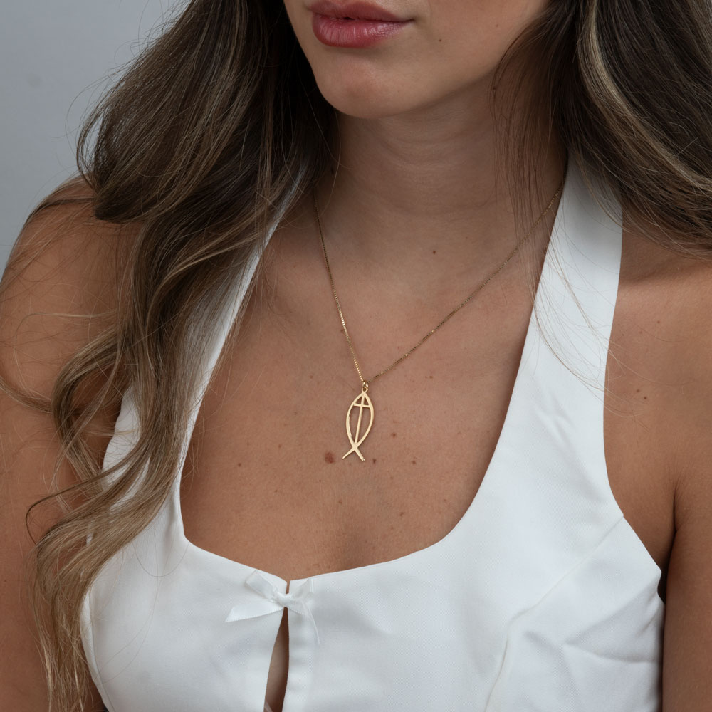 Collar Pez y Cruz on a model