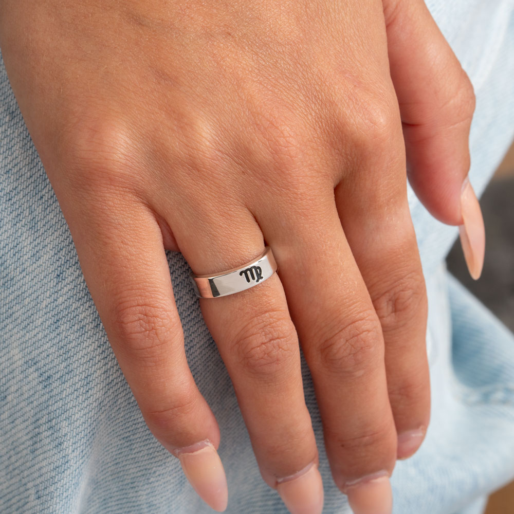 Anillo Zodiacal Grabado on a model