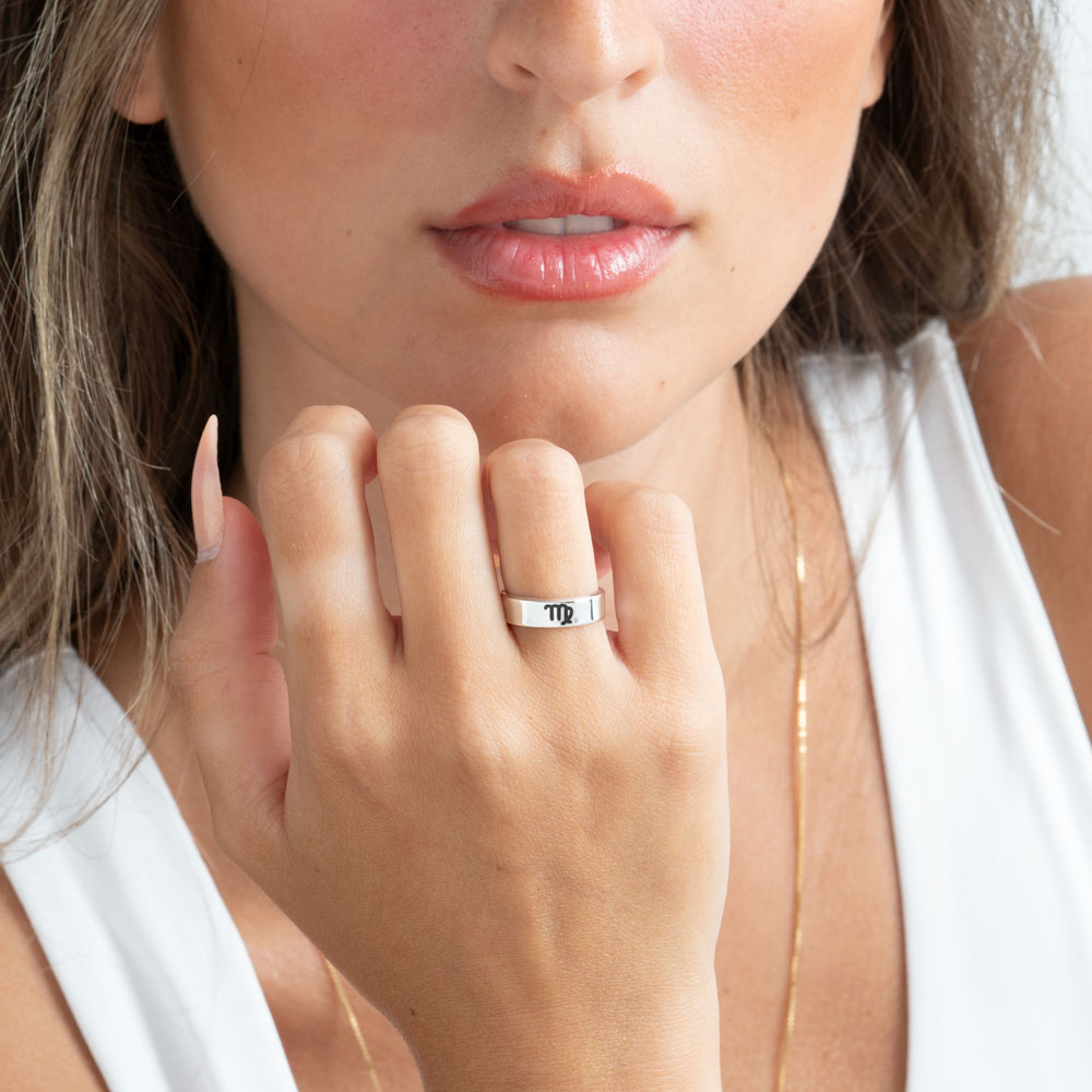Anillo Zodiacal Grabado on a model - 2