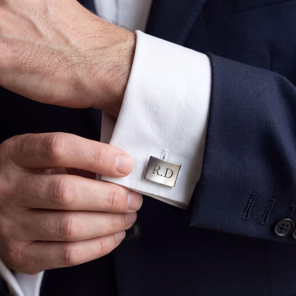 Homme ajustant des boutons de manchette personnalisés pour hommes sur sa chemise