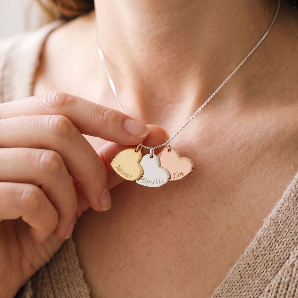 Collar de Corazón Grabado de Tres Tonos