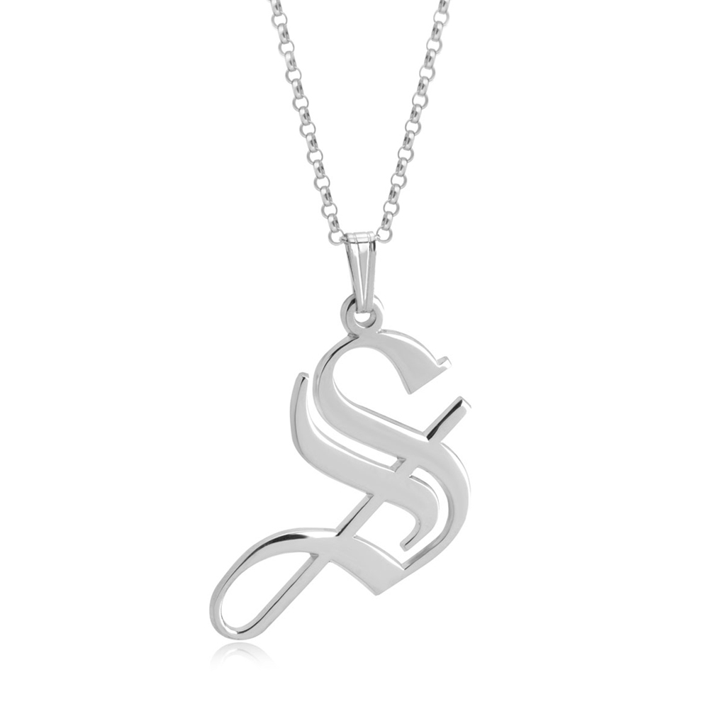 Collar con Inicial Gótica