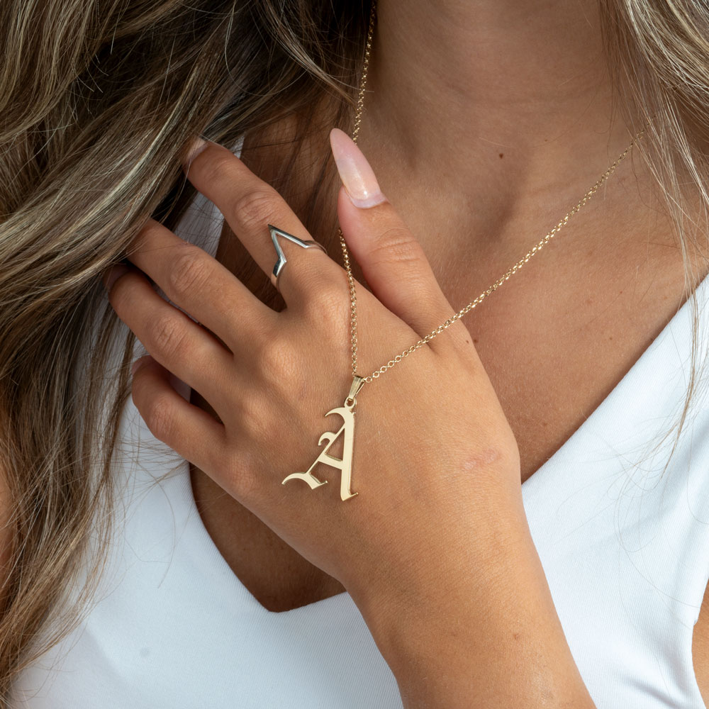 Collar con Inicial Gótica