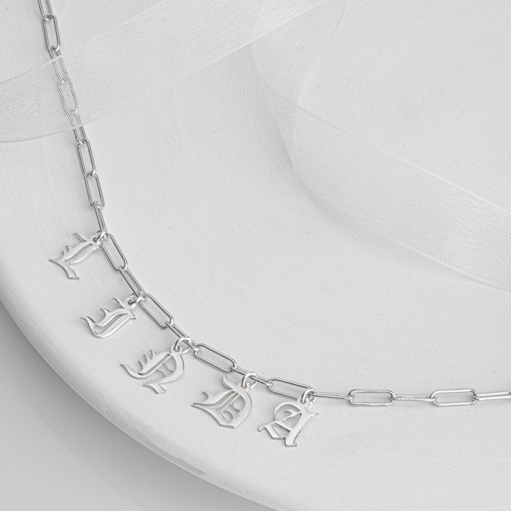 Collar de Cadena de Eslabones con Nombre en Dijes