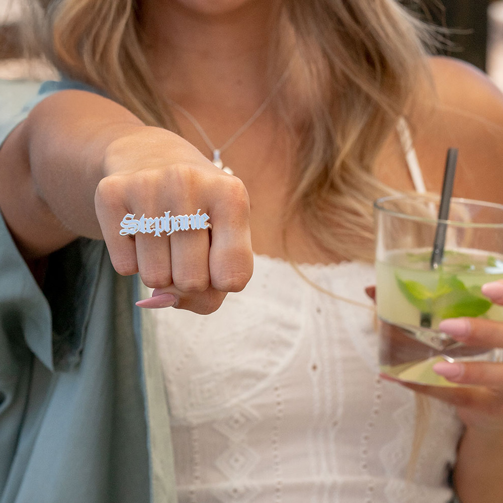 Anillo con Nombre para Dos Dedos Inglés Antiguo