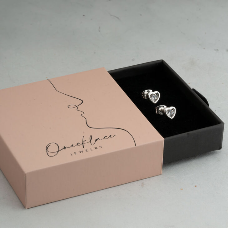 Boucles d'oreilles en zircon cubique en forme de cœur dans une boîte cadeau élégante.