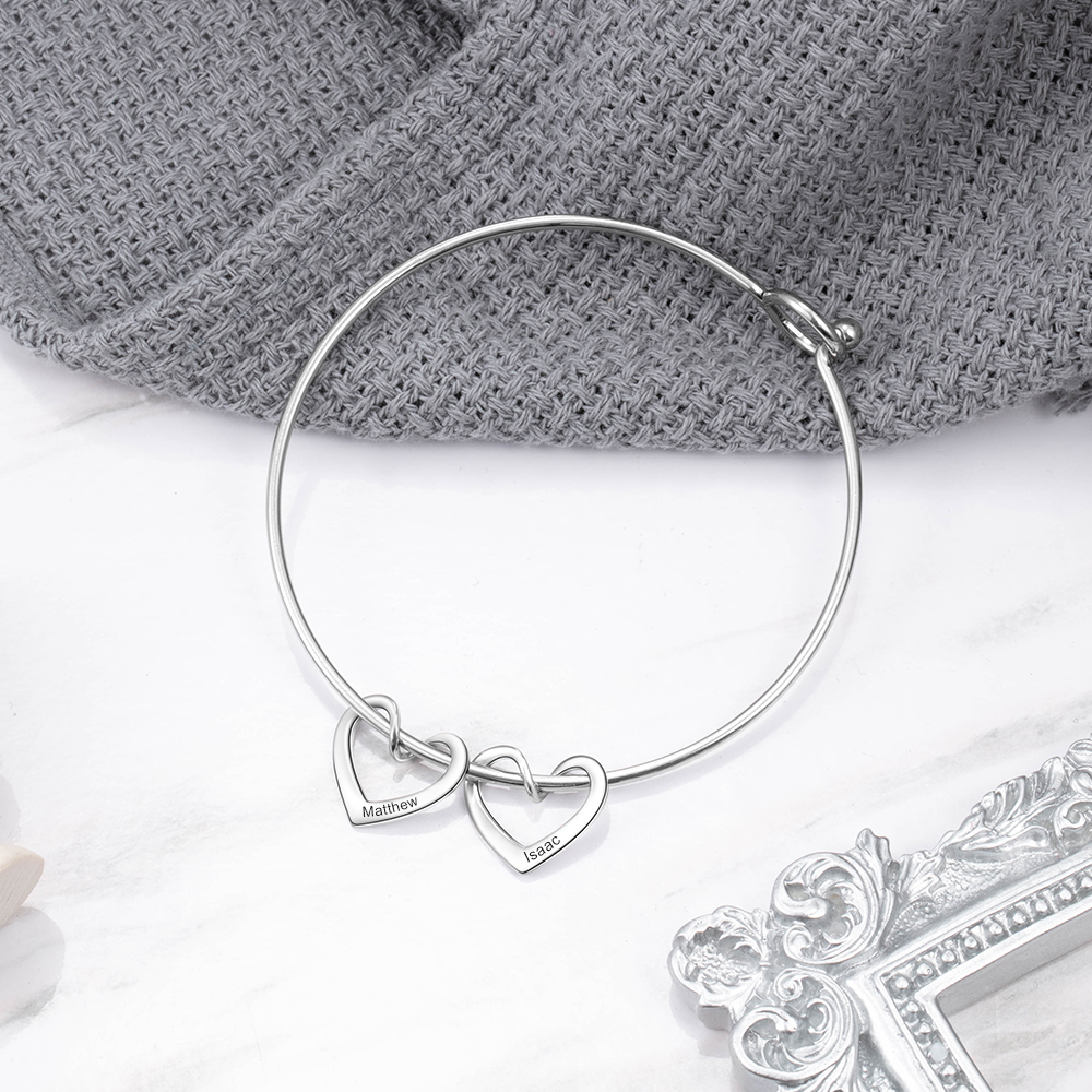 Brazalete con Dije de Corazones Grabados 