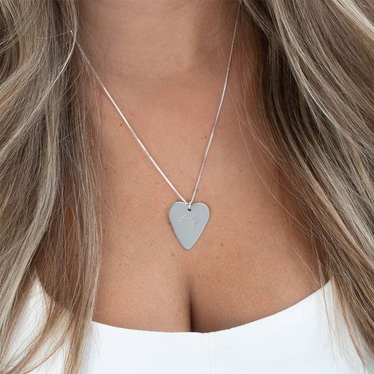 Collar de Uña de Guitarra Corazón model