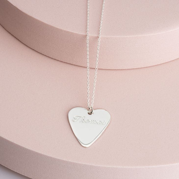 Collar de Uña de Guitarra Corazón model