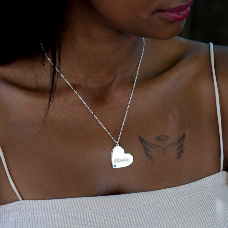 Collar de Corazón con Nombre y Piedra de Nacimiento model