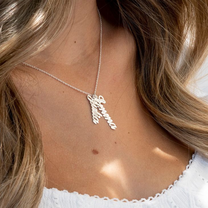 Collar de múltiples dijes con nombre model