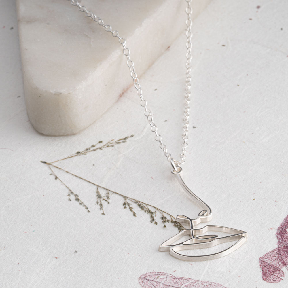 Collar con Dije de Cara de Arte Lineal