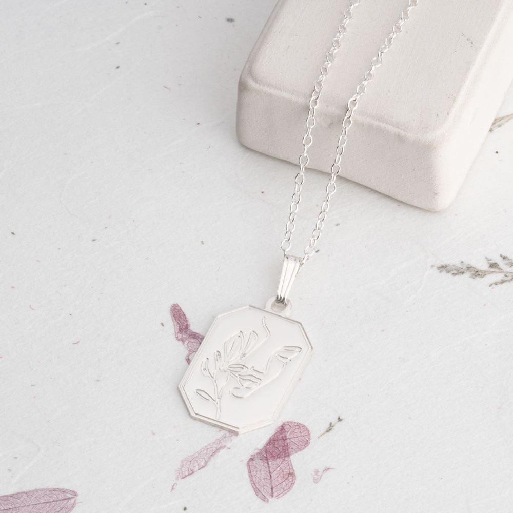 Collar Grabado con Cara de Mujer en Arte Lineal