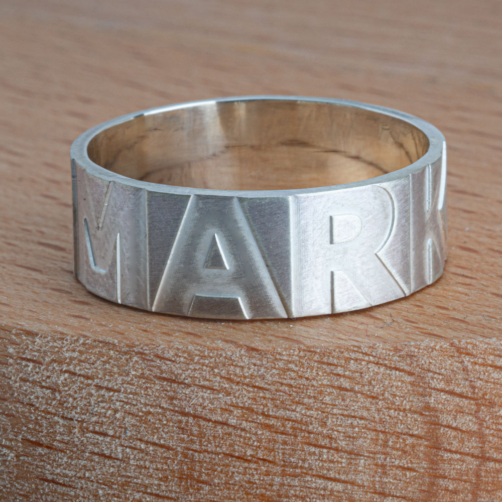 Anillo de Nombre Personalizado con Mayúsculas para Hombre