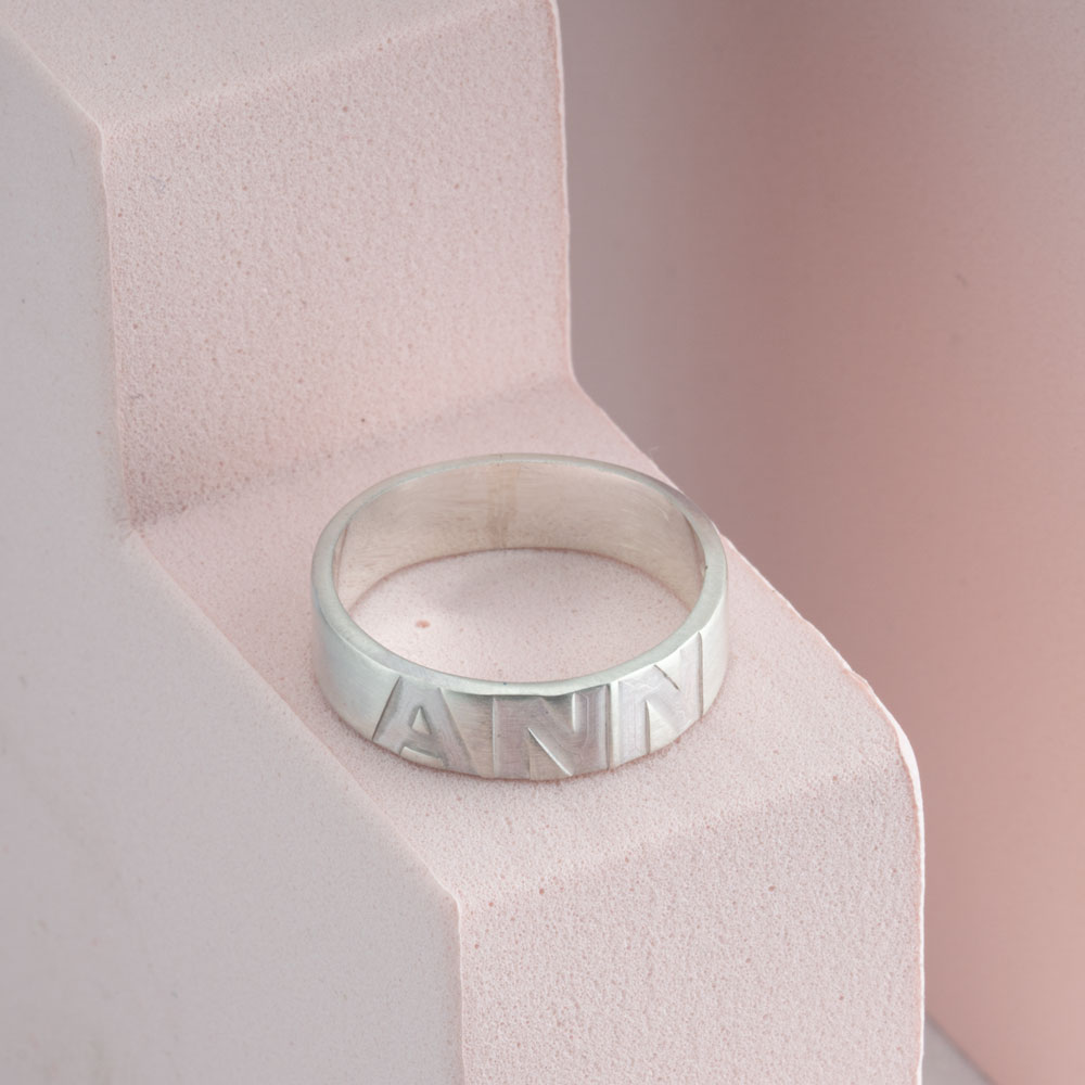 Anillo de Nombre Personalizado con Mayúsculas