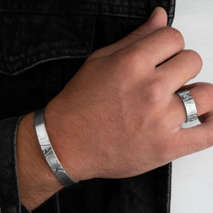 Brazalete con Nombre para Hombre model