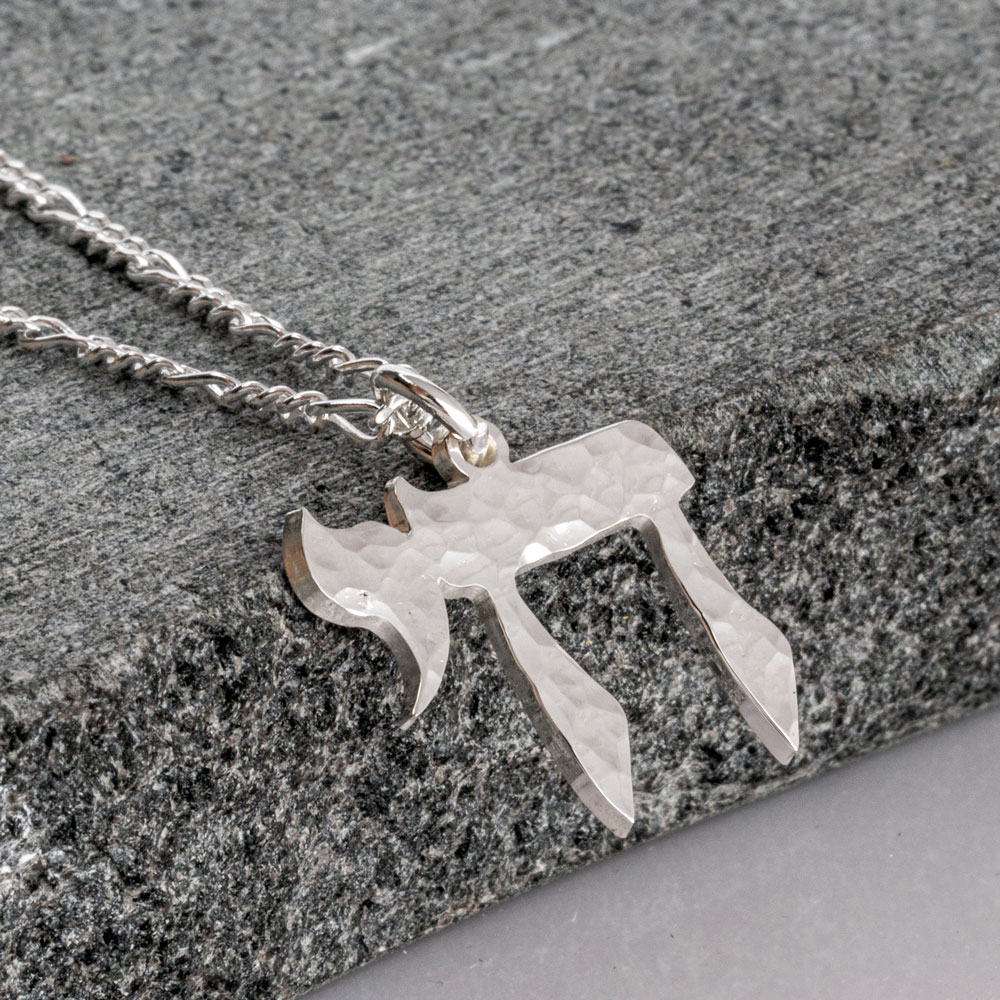 Collar Hebreo con Jai Martillado y cadena Figaro