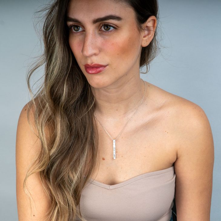 Collar con Barra de Plata Martillada Grabada en Hebreo information