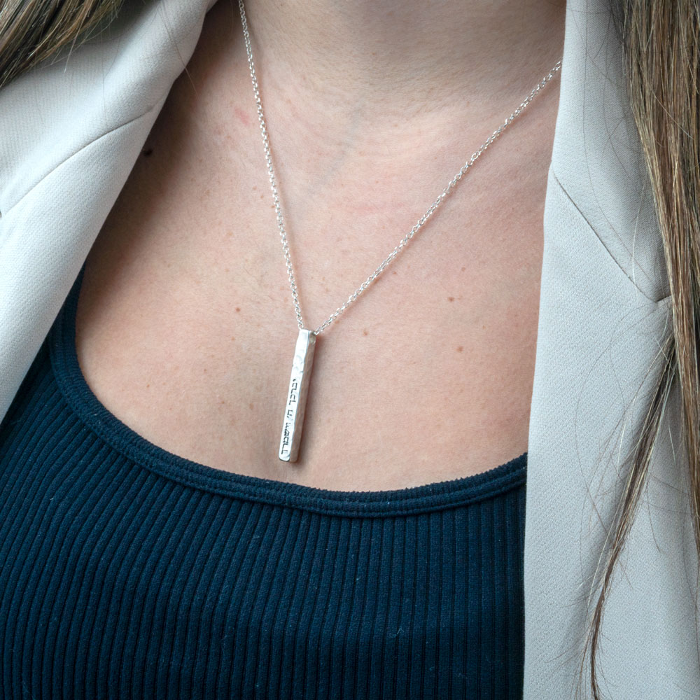 Collar con Barra de Plata Martillada Grabada en Hebreo