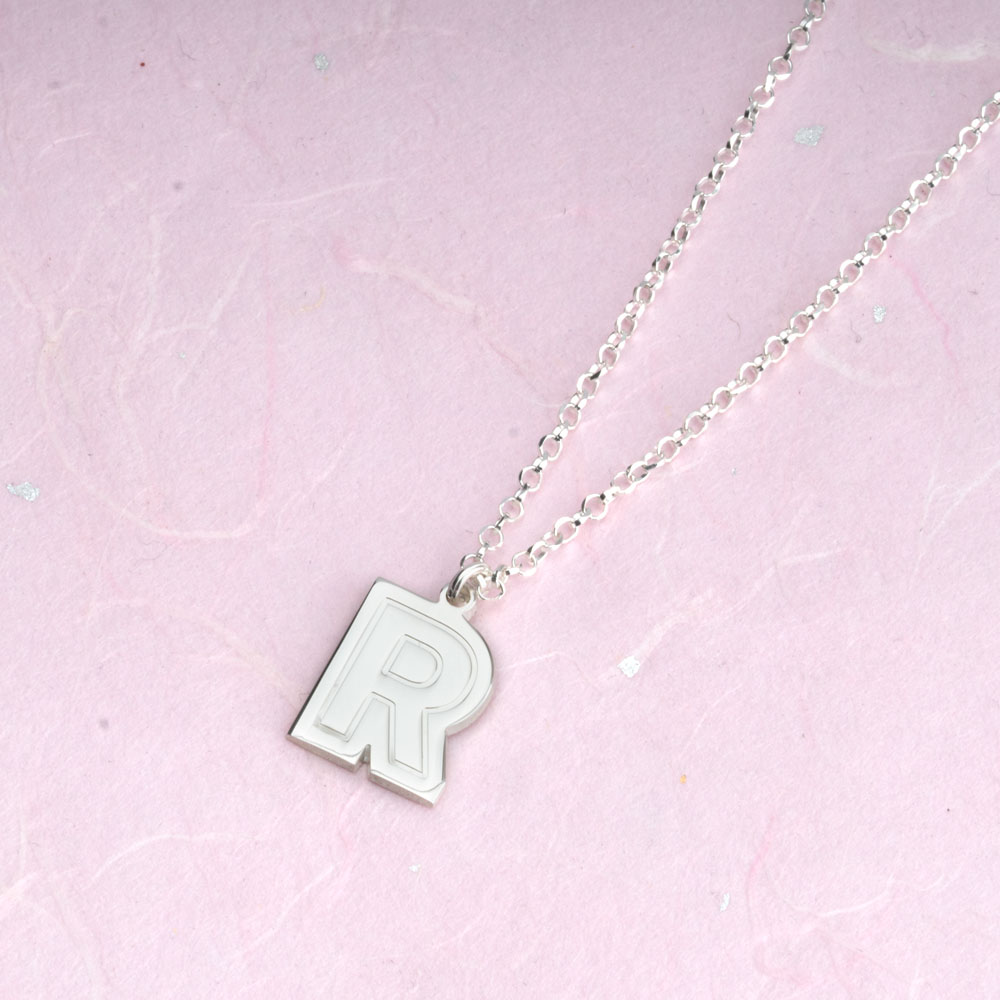 Collar con inicial para niños