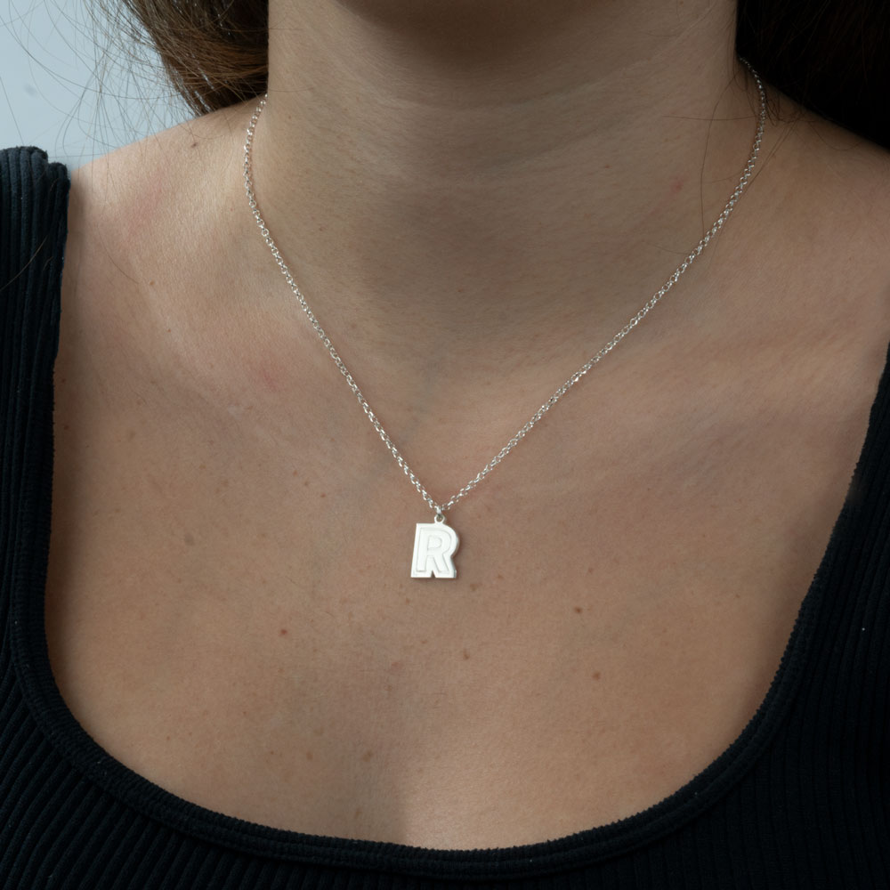 Collar con inicial para niños