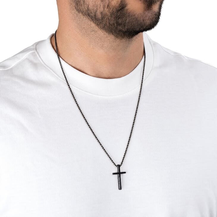 Homme portant le collier croix noire gravée avec un t-shirt blanc simple
