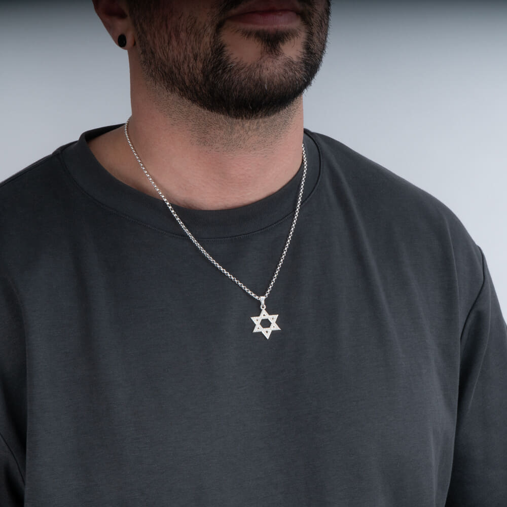 Modelo con el collar Mini Judaica Estrella de David con circonitas brillantes, estilo casual.