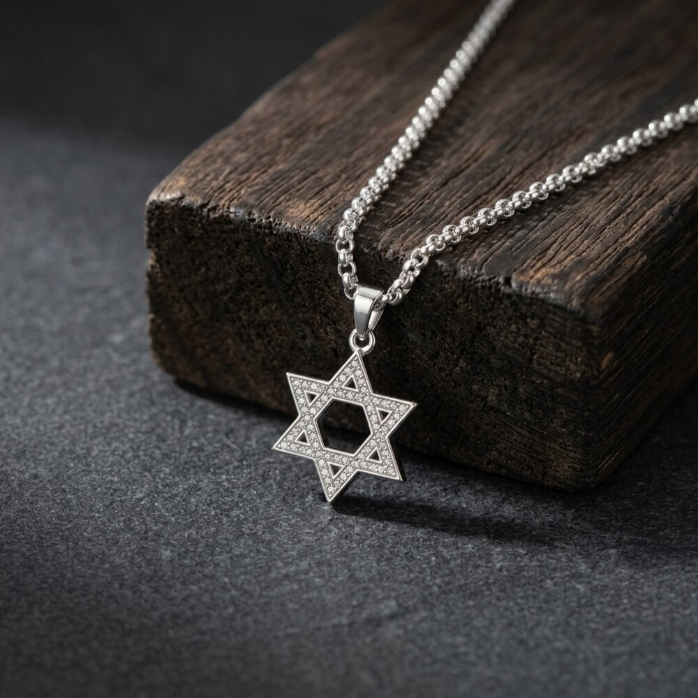 Modelo con el collar Mini Judaica Estrella de David con circonitas brillantes, resaltando su estilo distintivo.