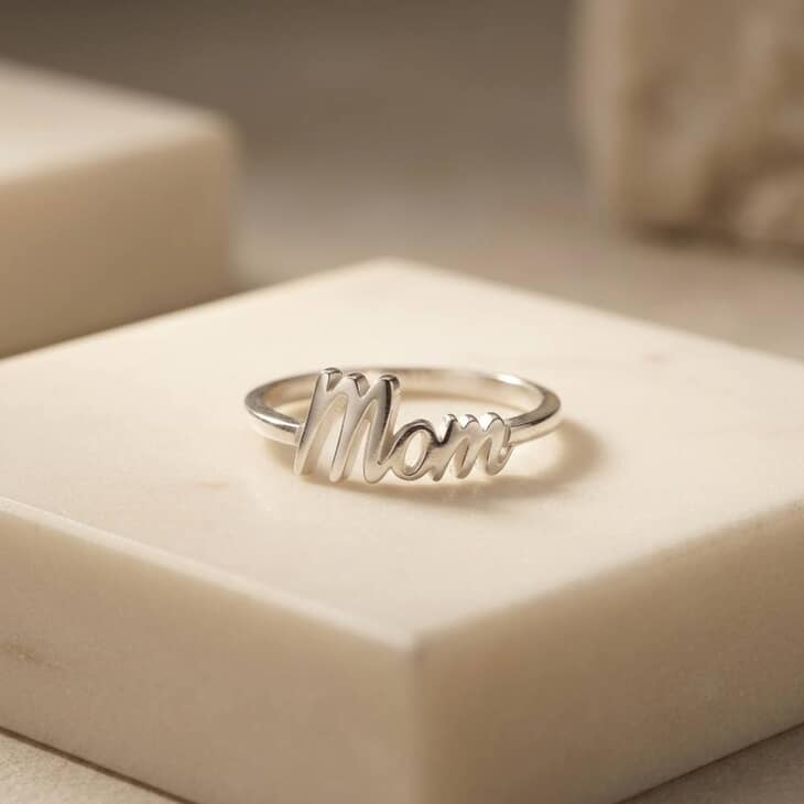 Modelo luciendo el Anillo Dainty Mom en un fondo suave, resaltando su elegancia
