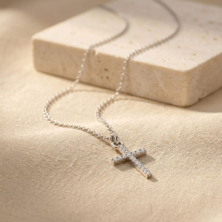 Collar Petite Cruz Zircon en plata con un colgante de cruz y detalles de zircon