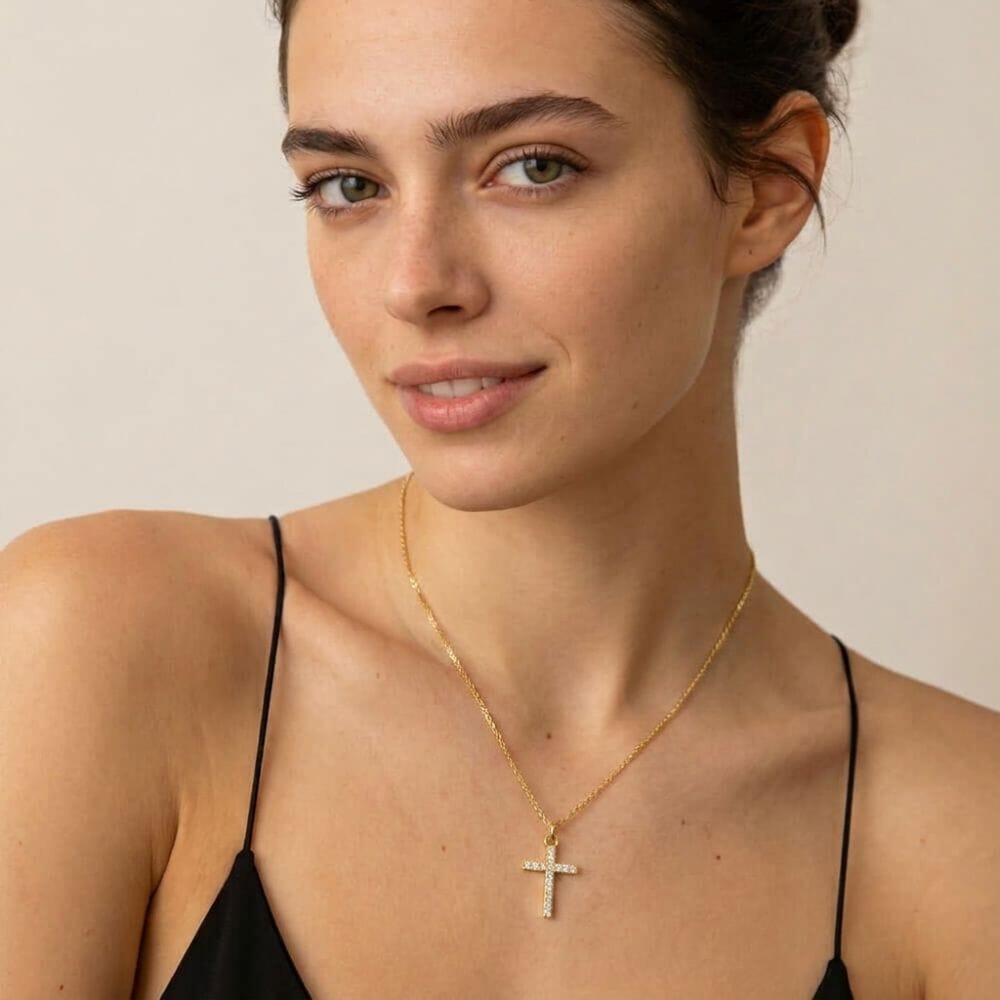 Mujer luciendo el Collar Petite Cruz Zircon con un colgante de cruz brillante