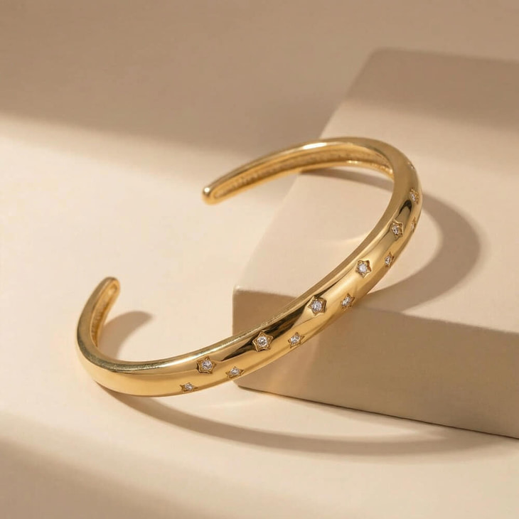 Brazalete abierto Celestial Star sobre un fondo suave, mostrando los detalles de zirconia cúbica