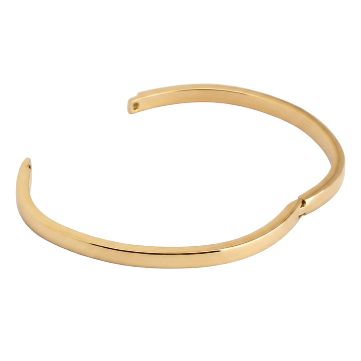 Brazalete minimalista con acabado dorado que resalta su diseño sencillo y elegante