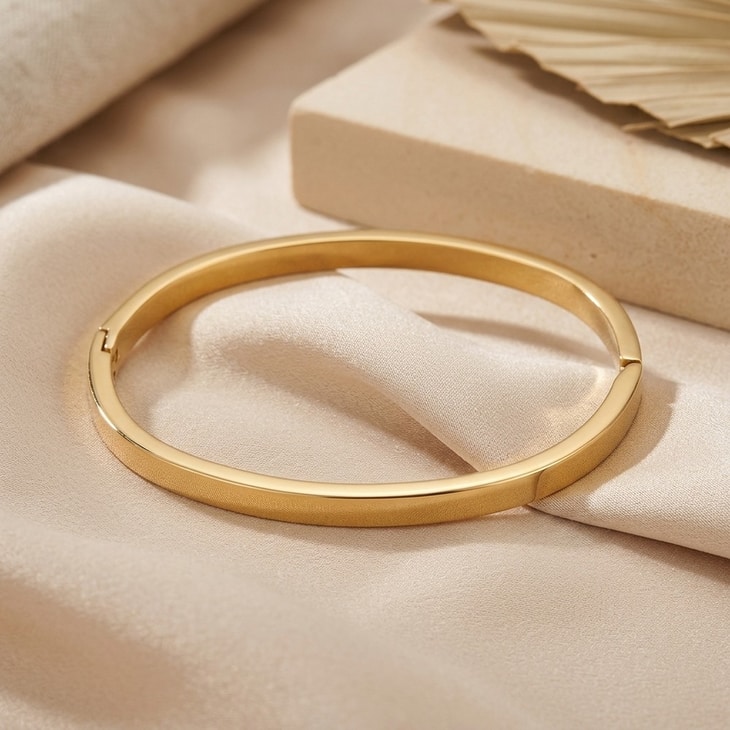 Brazalete delgado de bordes redondeados sobre una superficie suave