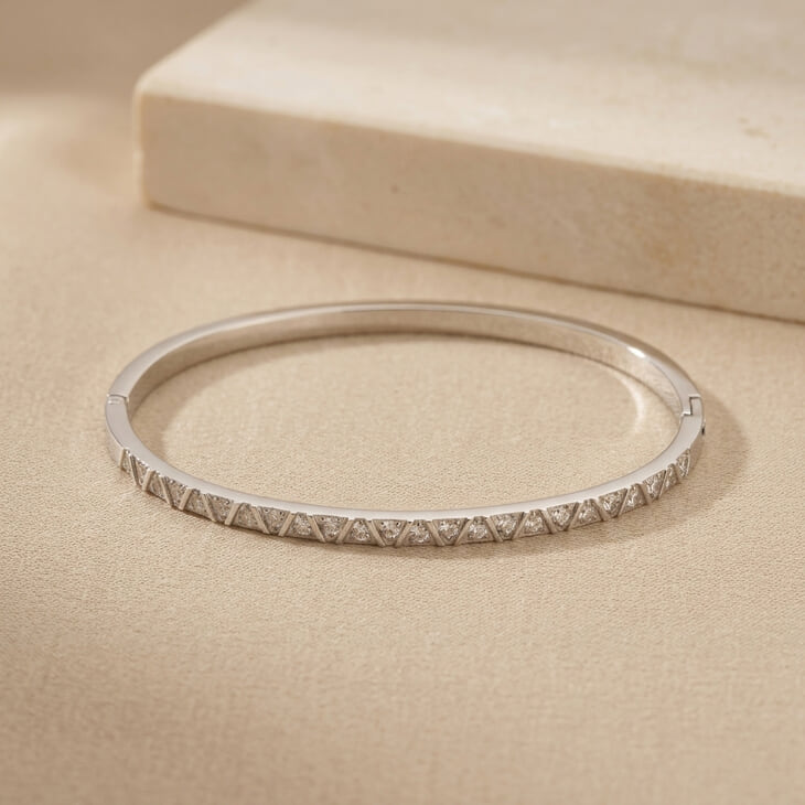 Pulsera Full Zircon Bangle sobre un fondo suave, destacando su elegante acabado plateado